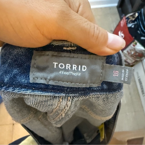 Torrid Mid-Rise Distressed Denim Medium Wash Shortie Shorts - Picture 4 of 7